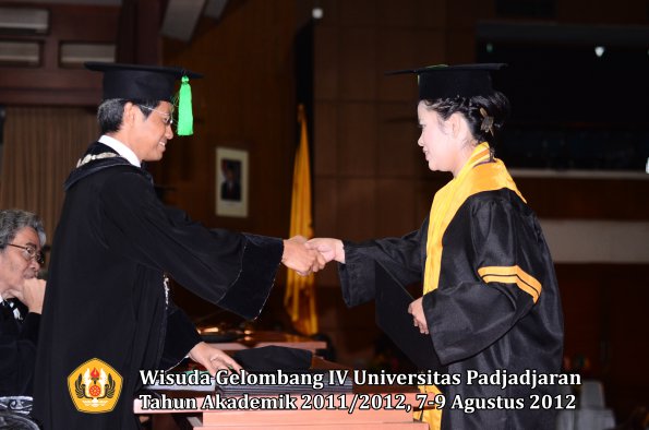 wisuda-unpad-gel-iv-2011_2012-fakultas-kedokteran-oleh-dekan-044