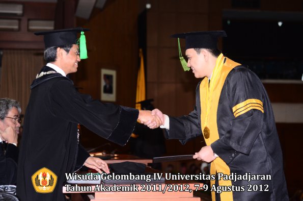 wisuda-unpad-gel-iv-2011_2012-fakultas-kedokteran-oleh-dekan-045