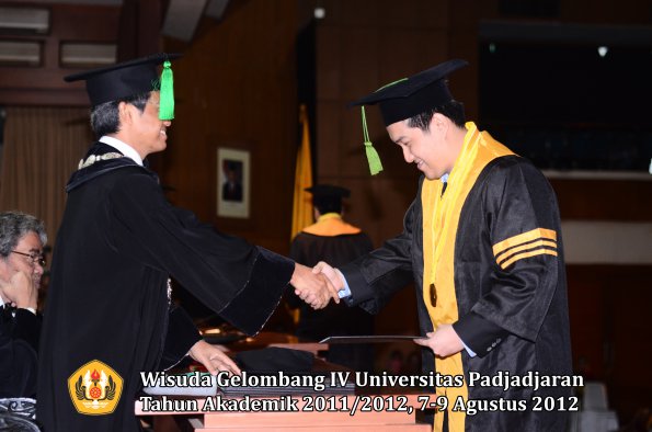 wisuda-unpad-gel-iv-2011_2012-fakultas-kedokteran-oleh-dekan-046