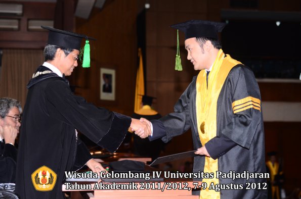 wisuda-unpad-gel-iv-2011_2012-fakultas-kedokteran-oleh-dekan-048