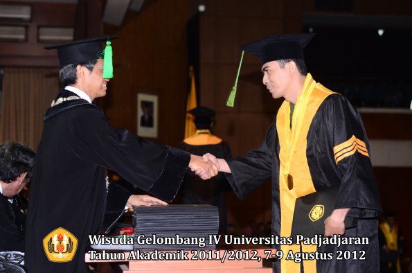 wisuda-unpad-gel-iv-2011_2012-fakultas-kedokteran-oleh-dekan-051