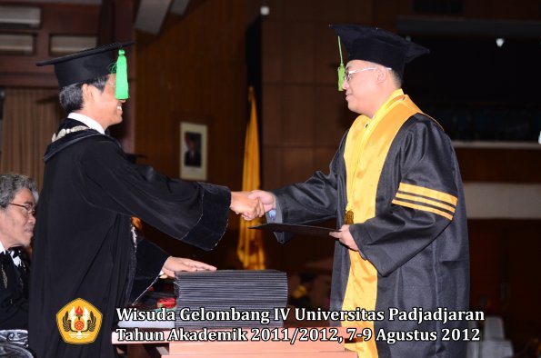 wisuda-unpad-gel-iv-2011_2012-fakultas-kedokteran-oleh-dekan-052