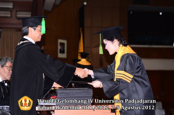 wisuda-unpad-gel-iv-2011_2012-fakultas-kedokteran-oleh-dekan-055