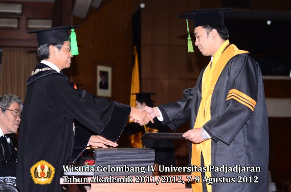 wisuda-unpad-gel-iv-2011_2012-fakultas-kedokteran-oleh-dekan-056