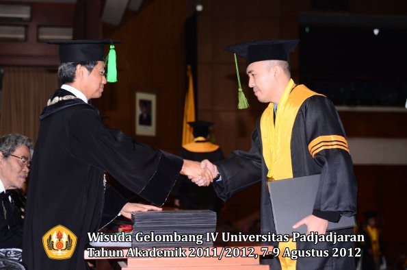 wisuda-unpad-gel-iv-2011_2012-fakultas-kedokteran-oleh-dekan-058