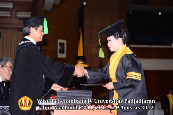 wisuda-unpad-gel-iv-2011_2012-fakultas-kedokteran-oleh-dekan-059