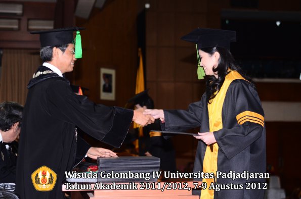 wisuda-unpad-gel-iv-2011_2012-fakultas-kedokteran-oleh-dekan-060