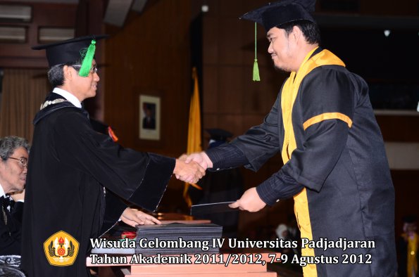 wisuda-unpad-gel-iv-2011_2012-fakultas-kedokteran-oleh-dekan-065