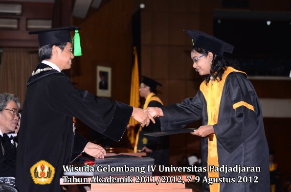 wisuda-unpad-gel-iv-2011_2012-fakultas-kedokteran-oleh-dekan-068