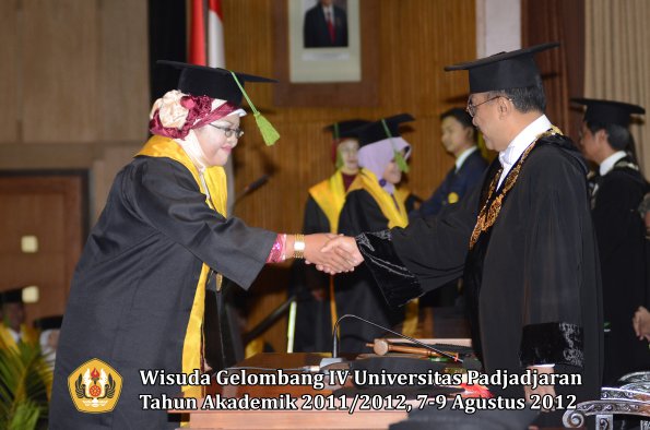 wisuda-unpad-gel-iv-2011_2012-fakultas-kedokteran-oleh-rektor-009