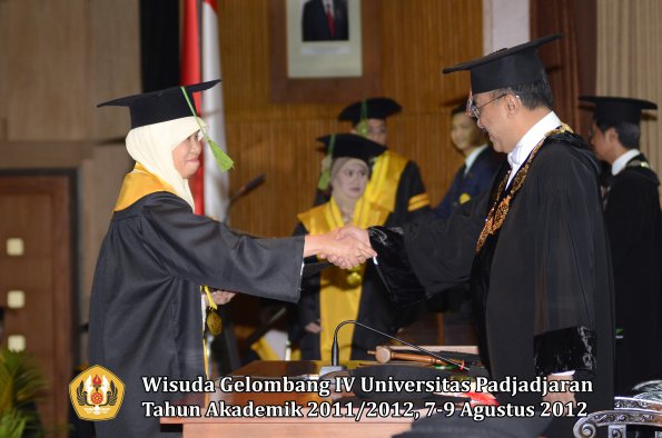 wisuda-unpad-gel-iv-2011_2012-fakultas-kedokteran-oleh-rektor-012