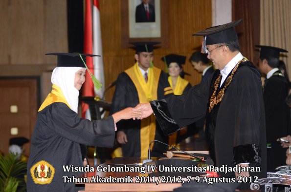 wisuda-unpad-gel-iv-2011_2012-fakultas-kedokteran-oleh-rektor-017