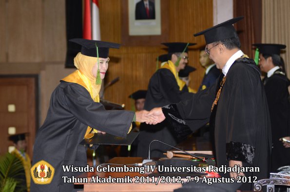 wisuda-unpad-gel-iv-2011_2012-fakultas-kedokteran-oleh-rektor-022