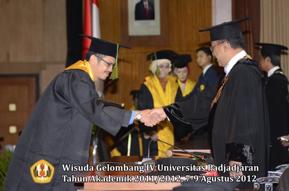 wisuda-unpad-gel-iv-2011_2012-fakultas-kedokteran-oleh-rektor-023