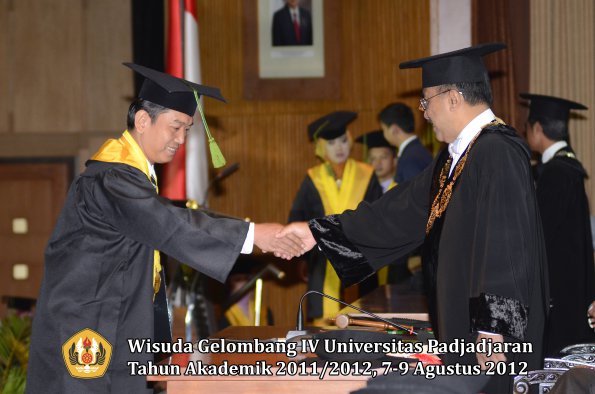 wisuda-unpad-gel-iv-2011_2012-fakultas-kedokteran-oleh-rektor-033