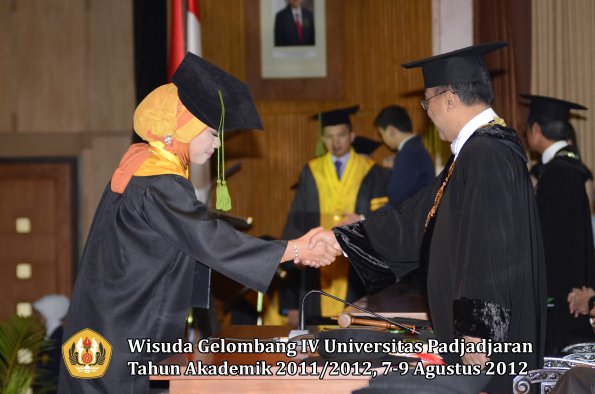 wisuda-unpad-gel-iv-2011_2012-fakultas-kedokteran-oleh-rektor-034