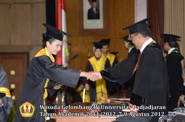 wisuda-unpad-gel-iv-2011_2012-fakultas-kedokteran-oleh-rektor-039