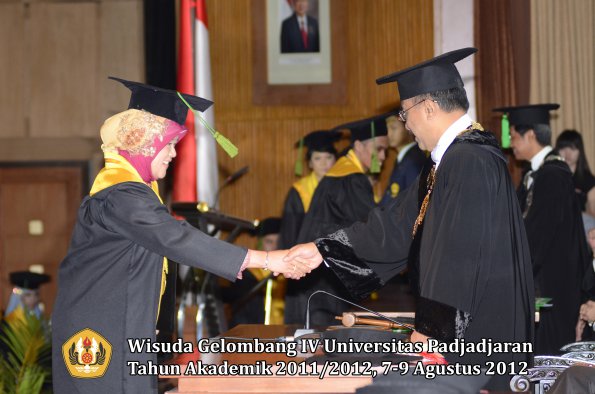 wisuda-unpad-gel-iv-2011_2012-fakultas-kedokteran-oleh-rektor-040