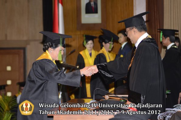 wisuda-unpad-gel-iv-2011_2012-fakultas-kedokteran-oleh-rektor-042