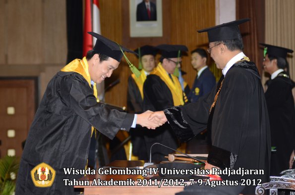 wisuda-unpad-gel-iv-2011_2012-fakultas-kedokteran-oleh-rektor-046