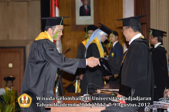 wisuda-unpad-gel-iv-2011_2012-fakultas-kedokteran-oleh-rektor-047