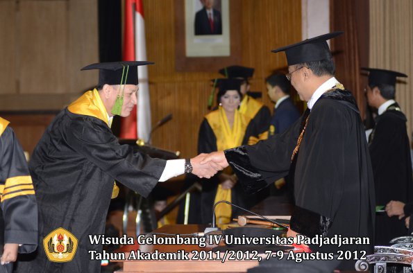 wisuda-unpad-gel-iv-2011_2012-fakultas-kedokteran-oleh-rektor-053