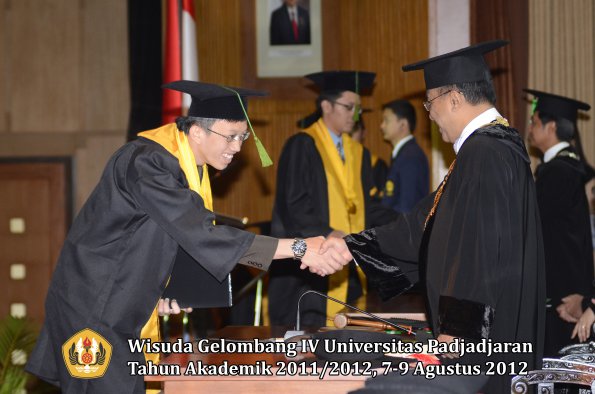 wisuda-unpad-gel-iv-2011_2012-fakultas-kedokteran-oleh-rektor-061