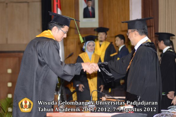 wisuda-unpad-gel-iv-2011_2012-fakultas-kedokteran-oleh-rektor-062