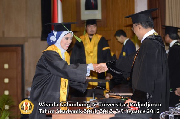 wisuda-unpad-gel-iv-2011_2012-fakultas-kedokteran-oleh-rektor-063