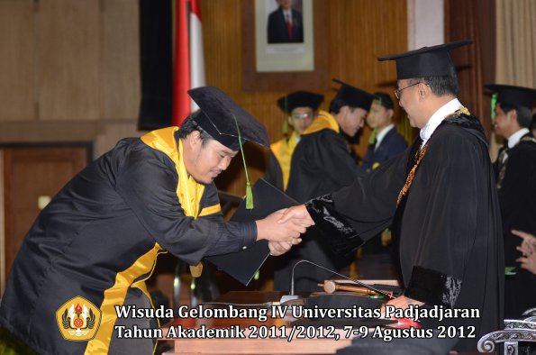 wisuda-unpad-gel-iv-2011_2012-fakultas-kedokteran-oleh-rektor-064