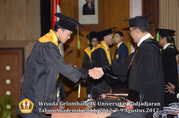 wisuda-unpad-gel-iv-2011_2012-fakultas-kedokteran-oleh-rektor-065