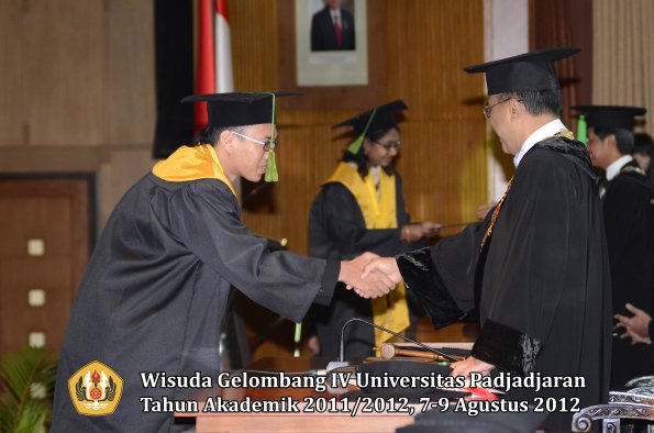 wisuda-unpad-gel-iv-2011_2012-fakultas-kedokteran-oleh-rektor-066