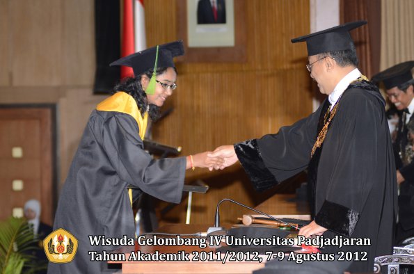 wisuda-unpad-gel-iv-2011_2012-fakultas-kedokteran-oleh-rektor-067