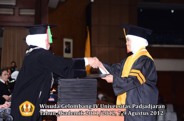 wisuda-unpad-gel-iv-2011_2012-fakultas-mipa-oleh-dekan-001