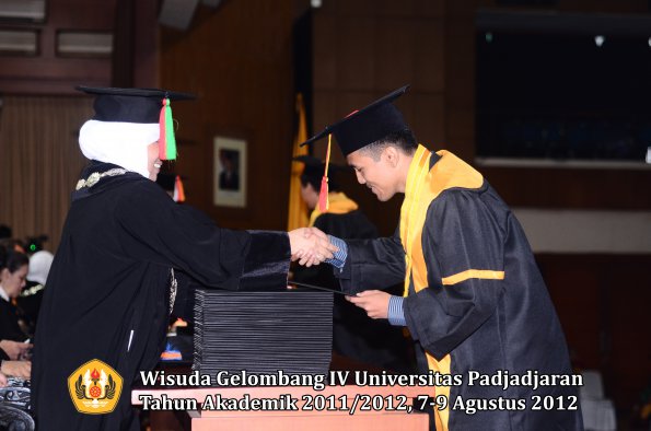 wisuda-unpad-gel-iv-2011_2012-fakultas-mipa-oleh-dekan-006