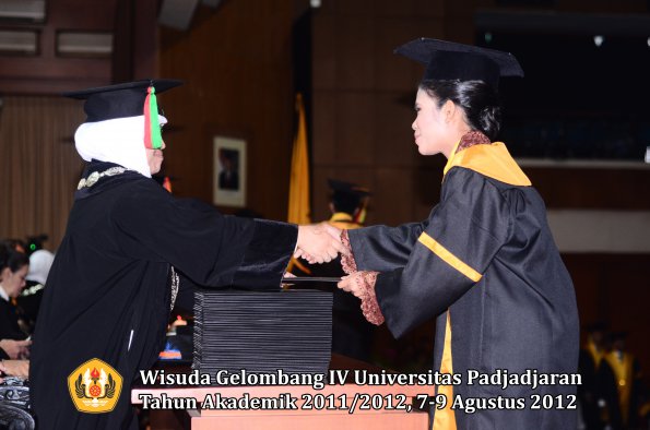 wisuda-unpad-gel-iv-2011_2012-fakultas-mipa-oleh-dekan-007