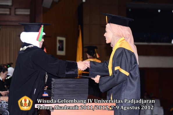 wisuda-unpad-gel-iv-2011_2012-fakultas-mipa-oleh-dekan-008