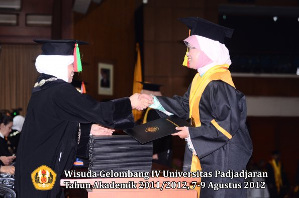 wisuda-unpad-gel-iv-2011_2012-fakultas-mipa-oleh-dekan-009