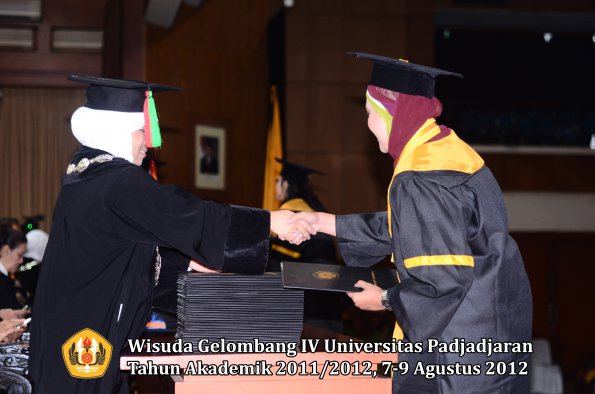 wisuda-unpad-gel-iv-2011_2012-fakultas-mipa-oleh-dekan-011