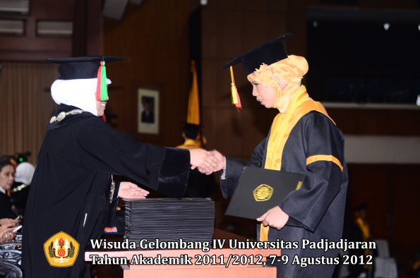 wisuda-unpad-gel-iv-2011_2012-fakultas-mipa-oleh-dekan-016