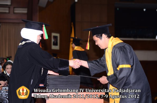 wisuda-unpad-gel-iv-2011_2012-fakultas-mipa-oleh-dekan-020