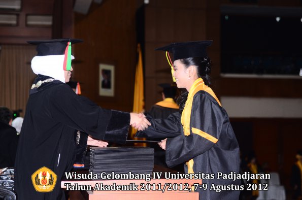 wisuda-unpad-gel-iv-2011_2012-fakultas-mipa-oleh-dekan-021