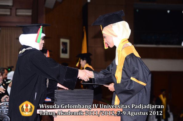 wisuda-unpad-gel-iv-2011_2012-fakultas-mipa-oleh-dekan-022