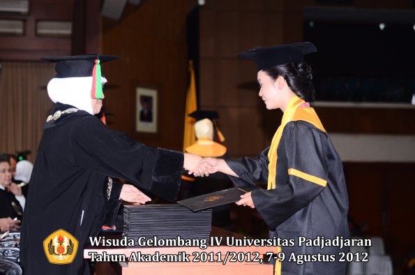 wisuda-unpad-gel-iv-2011_2012-fakultas-mipa-oleh-dekan-023