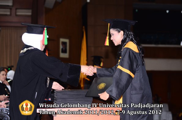 wisuda-unpad-gel-iv-2011_2012-fakultas-mipa-oleh-dekan-024