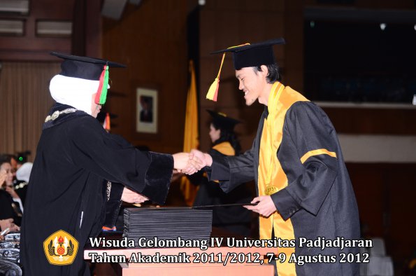 wisuda-unpad-gel-iv-2011_2012-fakultas-mipa-oleh-dekan-025