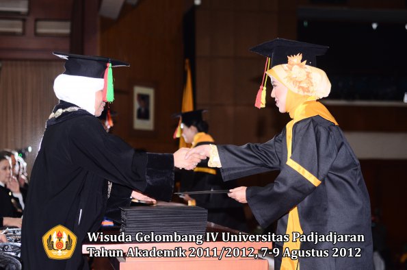 wisuda-unpad-gel-iv-2011_2012-fakultas-mipa-oleh-dekan-028