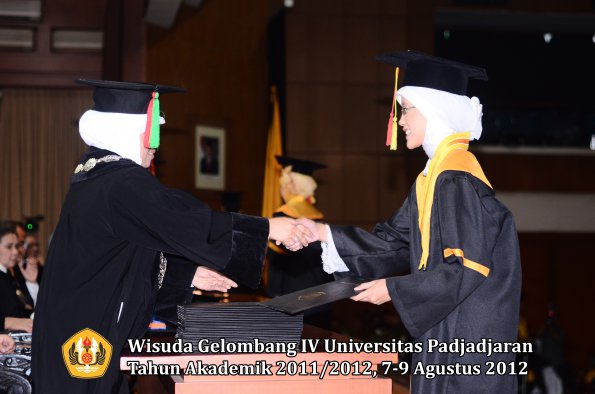 wisuda-unpad-gel-iv-2011_2012-fakultas-mipa-oleh-dekan-029