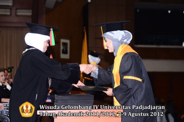 wisuda-unpad-gel-iv-2011_2012-fakultas-mipa-oleh-dekan-030