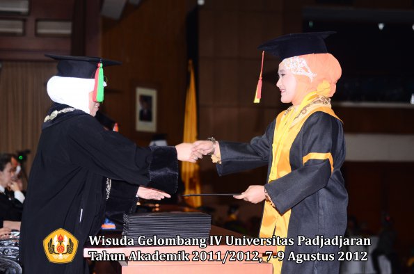 wisuda-unpad-gel-iv-2011_2012-fakultas-mipa-oleh-dekan-031